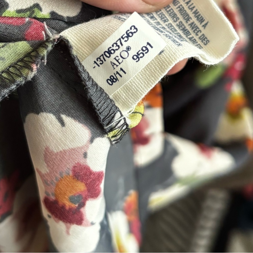 American Eagle dress size 4 women’s. Grey with floral pattern. Adjustable strap - Picture 3 of 9